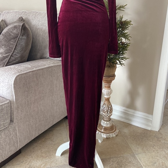 This is a Windsor wine color velvet dress in a size Small never worn - Picture 5 of 5